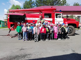 К нам приехала пожарная машина К нам приехала пожарная машина.